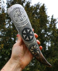 RÅKA - Raven, carved drinking horn