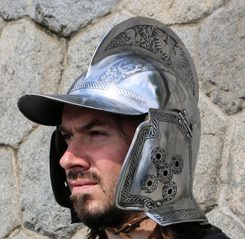 Bourguignotte, casque gravé