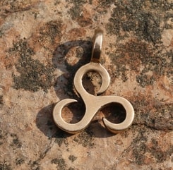 LITTLE TRISKELE, bronze pendant