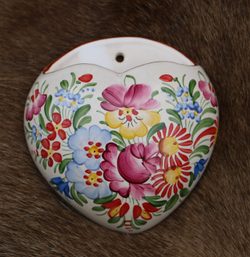 Herz an der Wand - handbemalte tschechische Keramik