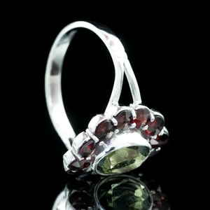 VELNA - MOLDAVITE, GARNET, SILVER RING - MOLDAVITES, CZECH{% if kategorie.adresa_nazvy[0] != zbozi.kategorie.nazev %} - SILVER JEWELLERY{% endif %}