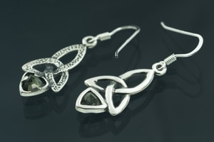 KIRA, BOUCLES D'OREILLES, MOLDAVITE ET ARGENT - BIJOUX À MOLDAVITES TCHÈQUES{% if kategorie.adresa_nazvy[0] != zbozi.kategorie.nazev %} - BIJOUX EN ARGENT{% endif %}