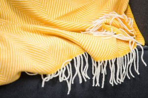 YELLOW HERRINGBONE THROW, MERINO WOOL - WOOLEN BLANKETS AND SCARVES, IRELAND{% if kategorie.adresa_nazvy[0] != zbozi.kategorie.nazev %} - WOOLEN PRODUCTS, IRELAND{% endif %}