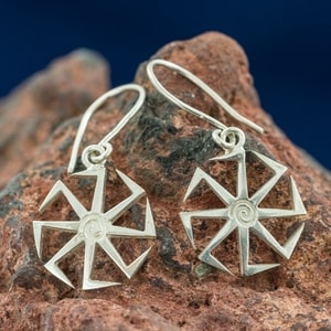 KOLOVRAT, BOUCLES D'OREILLES EN ARGENT - BOUCLES D'OREILLES - BIJOUX HISTORIQUE{% if kategorie.adresa_nazvy[0] != zbozi.kategorie.nazev %} - BIJOUX EN ARGENT{% endif %}