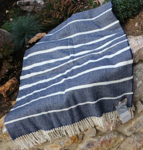 BLUE & WHITE STRIPE, COUVERTURE, IRLANDE - COUVERTURES ET CHÂLES EN LAINE D'IRLANDE{% if kategorie.adresa_nazvy[0] != zbozi.kategorie.nazev %} - PRODUITS EN LAINE{% endif %}