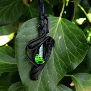 GREEN GLASS DROP - PENDANT - FANTASY JEWELS{% if kategorie.adresa_nazvy[0] != zbozi.kategorie.nazev %} - JEWELLERY - BRONZE, ZINC{% endif %}