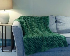 ROWAN PLAITED CELTIC BLANKET GREEN - WOOLEN BLANKETS AND SCARVES, IRELAND{% if kategorie.adresa_nazvy[0] != zbozi.kategorie.nazev %} - WOOLEN PRODUCTS, IRELAND{% endif %}