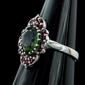 DESNA, CZECH MOLDAVITE, GARNET, SILVER RING - MOLDAVITES, CZECH{% if kategorie.adresa_nazvy[0] != zbozi.kategorie.nazev %} - SILVER JEWELLERY{% endif %}