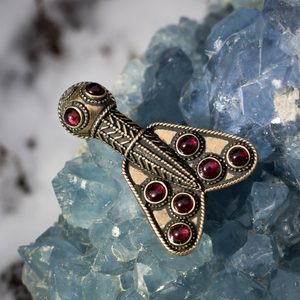 BROCHE FRANQUE - MÉROVINGIENNE, bronze avec grenat en forme de Cigale, 5e siècle