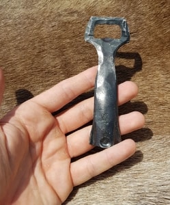 BOTTLE OPENER, FORGED, FLAT - FORGED IRON HOME ACCESSORIES{% if kategorie.adresa_nazvy[0] != zbozi.kategorie.nazev %} - SMITHY WORKS, COINS{% endif %}