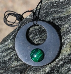 SHUNGITE ET LE COLLIER DE MALACHITE - SHUNGITE{% if kategorie.adresa_nazvy[0] != zbozi.kategorie.nazev %} - MINÉRAUX, FOSSILES{% endif %}