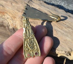 VIKING CLOAK HOOK, ENGLAND, TIN - 1 PIECE - BOUCLES DE CEINTURE ET RIVETS DÉCORATIFS{% if kategorie.adresa_nazvy[0] != zbozi.kategorie.nazev %} - CUIR : PRODUITS ET OUTILS{% endif %}