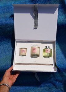 ORIENTAL LILY VOTIVE CANDLES AND REED DIFFUSER - GIFT BOX - REED-DIFFUSOREN{% if kategorie.adresa_nazvy[0] != zbozi.kategorie.nazev %} - AROMATHERAPIE{% endif %}