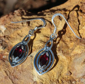 MAIA earrings, silver and garnet