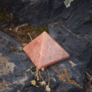 7 CHAKRA PYRAMID SET - DECORATIVE MINERALS AND ROCKS{% if kategorie.adresa_nazvy[0] != zbozi.kategorie.nazev %} - MOLDAVITES, MINERALS, FOSSILS{% endif %}