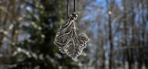 FEUILLES DE LIME, PENDENTIF ARBRE, ARGENT ET MOLDAVITE - PENDENTIFS{% if kategorie.adresa_nazvy[0] != zbozi.kategorie.nazev %} - BIJOUX EN ARGENT{% endif %}