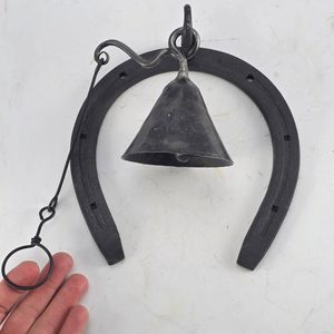Cloche de ferme forgée en fer à cheval