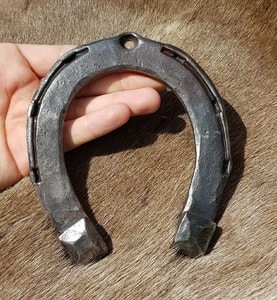 Hufeisen als Glücksbringer an der Wand