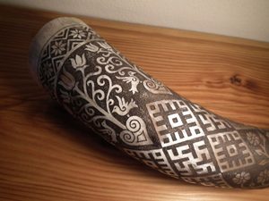 SLAVIC EMBROIDERY II, ENGRAVED DRINKING HORN, 0.9 L - TRINKHÖRNER{% if kategorie.adresa_nazvy[0] != zbozi.kategorie.nazev %} - HORNPRODUKTE{% endif %}