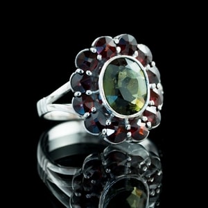 VELNA - MOLDAVITE, GARNET, SILVER RING - MOLDAVITES, CZECH{% if kategorie.adresa_nazvy[0] != zbozi.kategorie.nazev %} - SILVER JEWELLERY{% endif %}