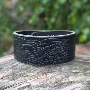 Lederarmband Crann Dubh – Schwarze Baumrinde