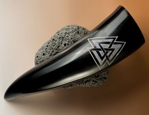 VALKNUT, CARVED DRINKING HORN - DRINKING HORNS{% if kategorie.adresa_nazvy[0] != zbozi.kategorie.nazev %} - HORN PRODUCTS{% endif %}