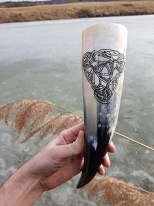 VIKING TRISKEL, DECORATED WITH ENGRAVED DRINKING HORN 0.5 L - DRINKING HORNS{% if kategorie.adresa_nazvy[0] != zbozi.kategorie.nazev %} - HORN PRODUCTS{% endif %}