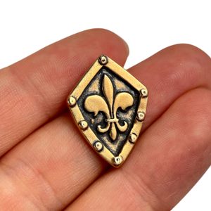 Fleur de Lis dans le bouclier, pendentif en bronze