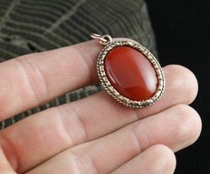 AGATE - RED, LARGE, BRONZE, PENDANT - BRONZE HISTORICAL JEWELS{% if kategorie.adresa_nazvy[0] != zbozi.kategorie.nazev %} - JEWELLERY - BRONZE, ZINC{% endif %}