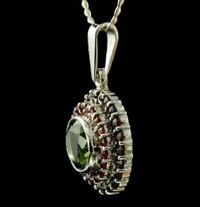 BRIANA, CZECH MOLDAVITE, GARNET, SILVER PENDANT - MOLDAVITES, CZECH{% if kategorie.adresa_nazvy[0] != zbozi.kategorie.nazev %} - SILVER JEWELLERY{% endif %}