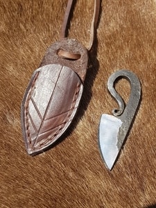 NECK KNIFE WITH LEATHER SHEATH, FORGED - KNIVES{% if kategorie.adresa_nazvy[0] != zbozi.kategorie.nazev %} - WEAPONS - SWORDS, AXES, KNIVES{% endif %}