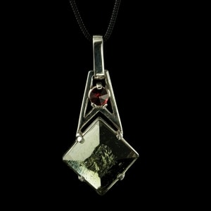 LARISSA, CZECH MOLDAVITE, GARNET, SILVER PENDANT - MOLDAVITES, CZECH{% if kategorie.adresa_nazvy[0] != zbozi.kategorie.nazev %} - SILVER JEWELLERY{% endif %}