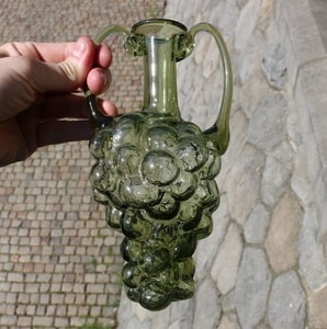 AMPHORE EN VERRE VERT, EN FORME DE GRAPPE DE RAISIN - RÉPLIQUES HISTORIQUES DE VERRE{% if kategorie.adresa_nazvy[0] != zbozi.kategorie.nazev %} - VERRE ET CÉRAMIQUE{% endif %}