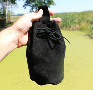 LARGE LEATHER POUCH, BLACK - AUMÔNIÈRES, SACS ET BOURSES{% if kategorie.adresa_nazvy[0] != zbozi.kategorie.nazev %} - CUIR : PRODUITS ET OUTILS{% endif %}