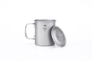 TI3201 SINGLE-WALL TITANIUM MUG WITH FOLDING HANDLE AND LID - ÉQUIPEMENT EN TITANE{% if kategorie.adresa_nazvy[0] != zbozi.kategorie.nazev %} - BUSHCRAFT{% endif %}