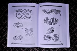 VENDEL AND DARK AGE ORNAMENTAL DESIGN - BÜCHER{% if kategorie.adresa_nazvy[0] != zbozi.kategorie.nazev %} - HRY A KNIHY{% endif %}