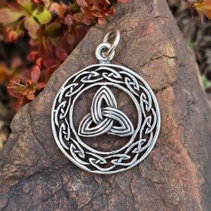 TRIQUETRA, SILBERANHÄNGER - ANHÄNGER - SCHMUCK, SILBER{% if kategorie.adresa_nazvy[0] != zbozi.kategorie.nazev %} - SILBER SCHMUCKSTÜCKE{% endif %}