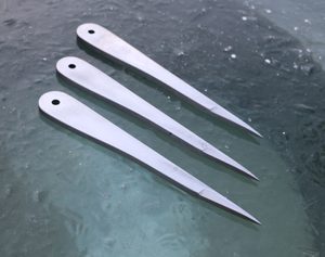 TOP DOG THROWING KNIVES, SET OF 3 POLISHED - SHARP BLADES - COUTEAUX DE LANCER{% if kategorie.adresa_nazvy[0] != zbozi.kategorie.nazev %} - ARMURERIE: LES ARMES{% endif %}