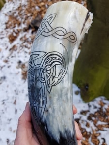 VENDEL, VIKING ENGRAVED DRINKING HORN 0.5 L - DRINKING HORNS{% if kategorie.adresa_nazvy[0] != zbozi.kategorie.nazev %} - HORN PRODUCTS{% endif %}