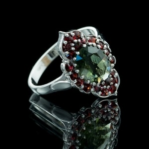 DESNA, CZECH MOLDAVITE, GARNET, SILVER RING - MOLDAVITES, CZECH{% if kategorie.adresa_nazvy[0] != zbozi.kategorie.nazev %} - SILVER JEWELLERY{% endif %}