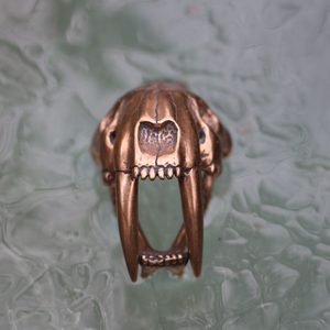 SMILODON, SABERTOOTH TIGER SKULL PENDANT, MASSIVE JEWEL, BRONZE - ANHÄNGER, HALSKETTEN{% if kategorie.adresa_nazvy[0] != zbozi.kategorie.nazev %} - SCHMUCKSTÜCKE{% endif %}