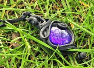 PURPLE GLASS PENDANT - FANTASY JEWELS{% if kategorie.adresa_nazvy[0] != zbozi.kategorie.nazev %} - JEWELLERY - BRONZE, ZINC{% endif %}