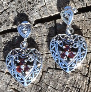 GARNET HEARTS, STERLING SILVER EARRINGS - OHRRINGE{% if kategorie.adresa_nazvy[0] != zbozi.kategorie.nazev %} - SILBER SCHMUCKSTÜCKE{% endif %}