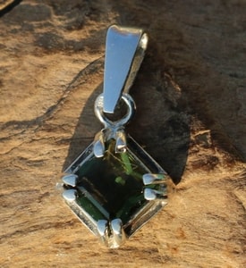 DERWA, PENDANT, FACETED MOLDAVITE, SILVER - MOLDAVITES, CZECH{% if kategorie.adresa_nazvy[0] != zbozi.kategorie.nazev %} - SILVER JEWELLERY{% endif %}