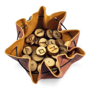 FUTHARK, runes en bois dans un sac en cuir