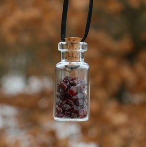 GARNET, GLASFLASCHE, LEDERSCHNUR - SCHMUCK MIT STEINEN{% if kategorie.adresa_nazvy[0] != zbozi.kategorie.nazev %} - SCHMUCKSTÜCKE{% endif %}