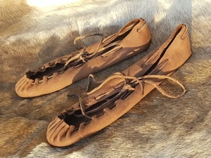 CHAUSSURES EN CUIR CELTIQUE - CHAUSSURES ANTIQUES{% if kategorie.adresa_nazvy[0] != zbozi.kategorie.nazev %} - COSTUMES, CHAUSSURES{% endif %}