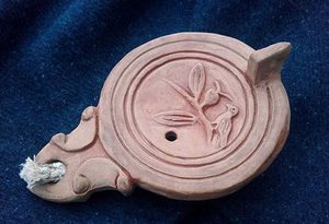 LAMPE À L'HUILE ROMAINE Colombe et grenade - réplique