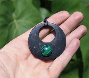 SHUNGITE ET LE COLLIER DE MALACHITE - SHUNGITE{% if kategorie.adresa_nazvy[0] != zbozi.kategorie.nazev %} - MINÉRAUX, FOSSILES{% endif %}