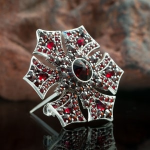 GOTHICA, GRENAT, BIJOUX TCHÈQUE, ARGENT - BROCHES{% if kategorie.adresa_nazvy[0] != zbozi.kategorie.nazev %} - BIJOUX EN ARGENT{% endif %}